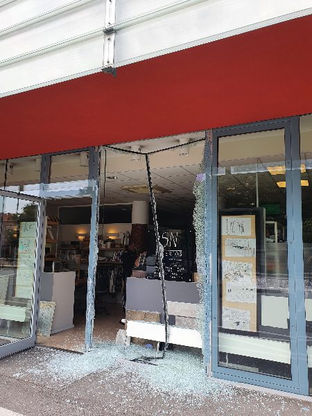 Auto fährt in Auslagenscheibe (Bild 1)